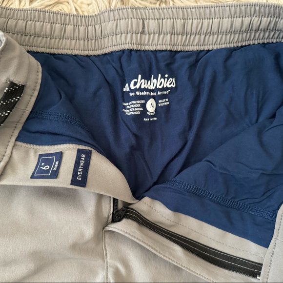 Chubbies Stretch Khaki lines 6” shorts - Picture 4 of 6